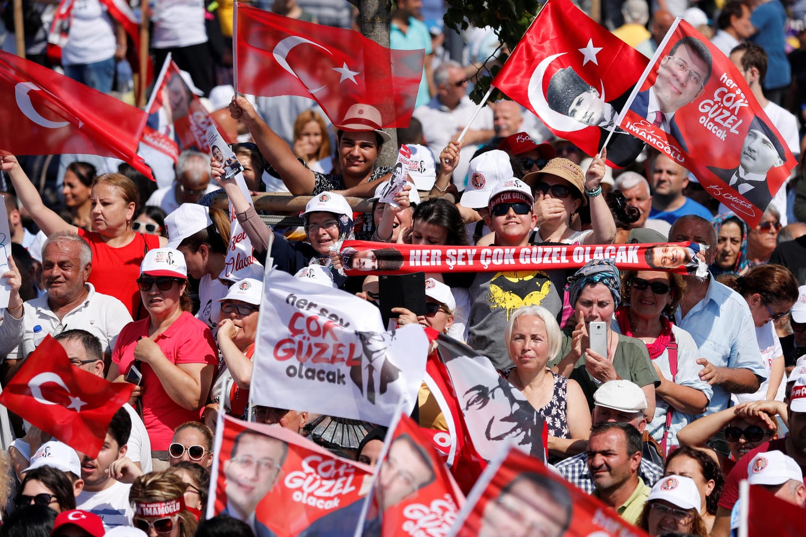 Anhänger der Opposition bei einer Wahlveranstaltung: In den Sommermonaten fahren viele Städter zu ihren Familien aufs Land. Wählen dürfen sie aber nur in Istanbul.