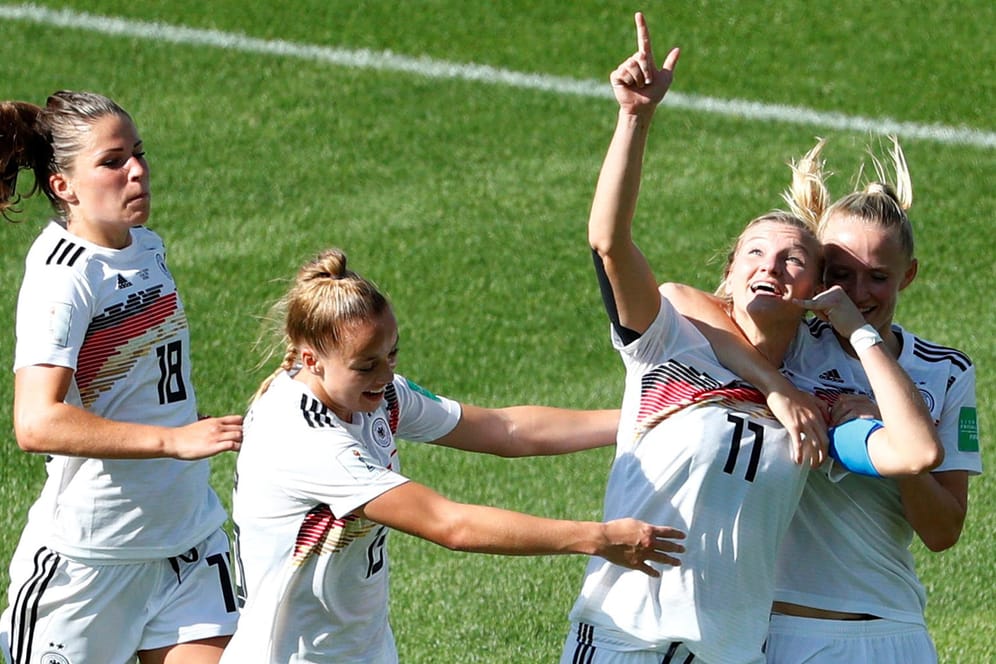 Die DFB-Frauen jubeln nach dem 1:0 von Alexandra Popp (2.v.r.) in der 20. Minute.
