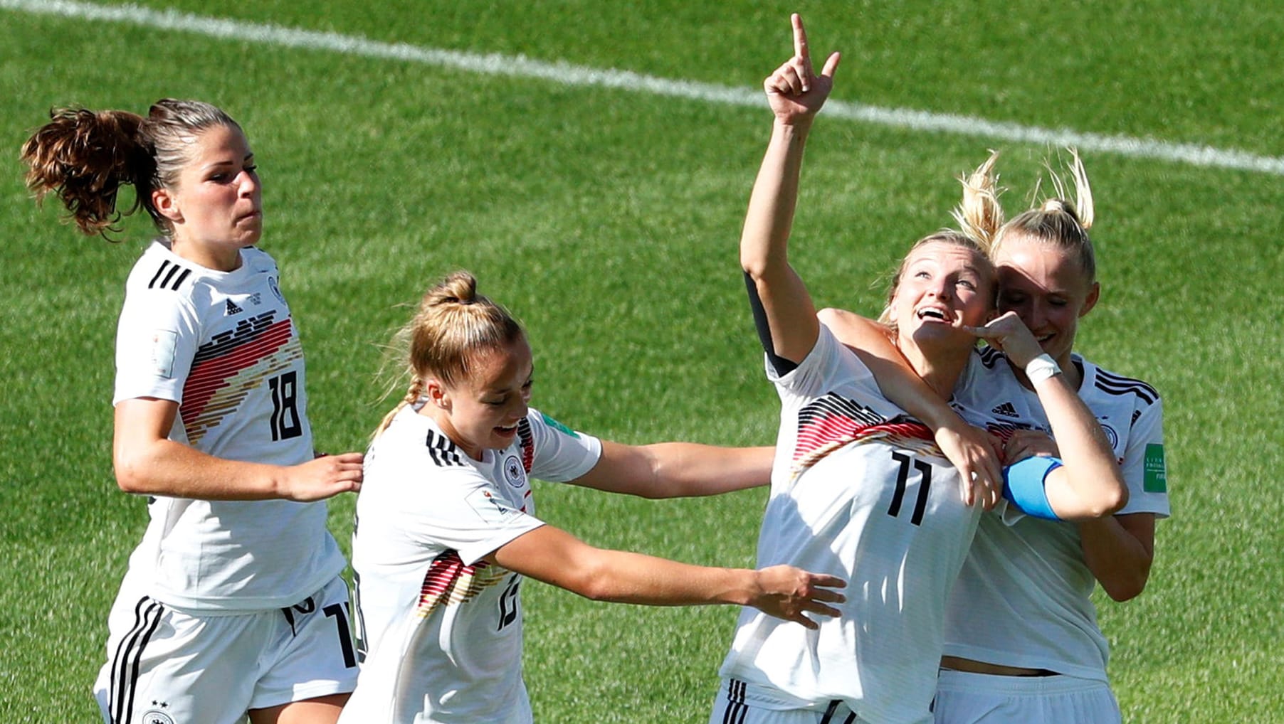 Die DFB-Frauen jubeln nach dem 1:0 von Alexandra Popp (2.v.r.) in der 20. Minute.