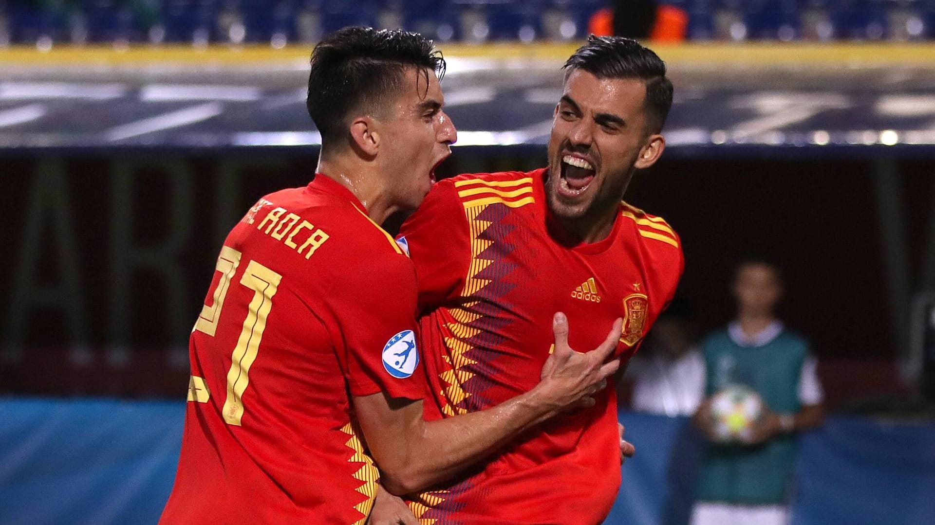 Die Spanier Marc Roca (l.) und Dani Ceballos feiern: dank einer spektakulären Leistung sind sie eine Runde weiter.