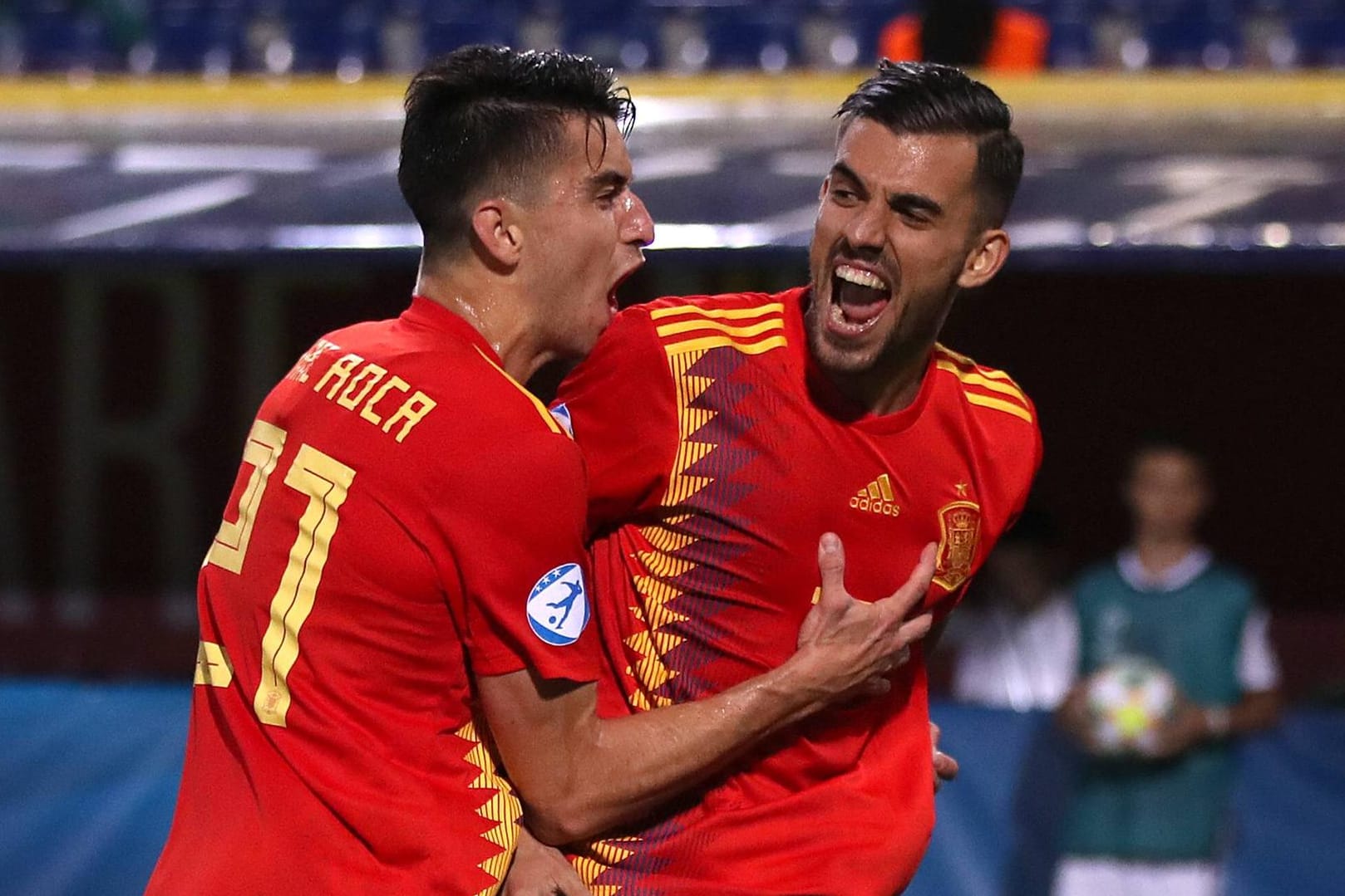 Die Spanier Marc Roca (l.) und Dani Ceballos feiern: dank einer spektakulären Leistung sind sie eine Runde weiter.