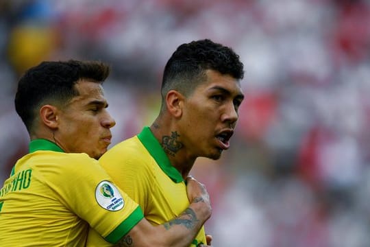 Roberto Firmino (r) lässt sich nach seinem Treffer feiern.