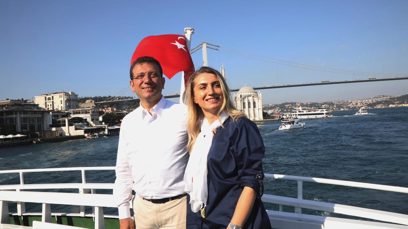 Der CHP-Kandidat Ekrem Imamoglu mit seiner Frau Dilek