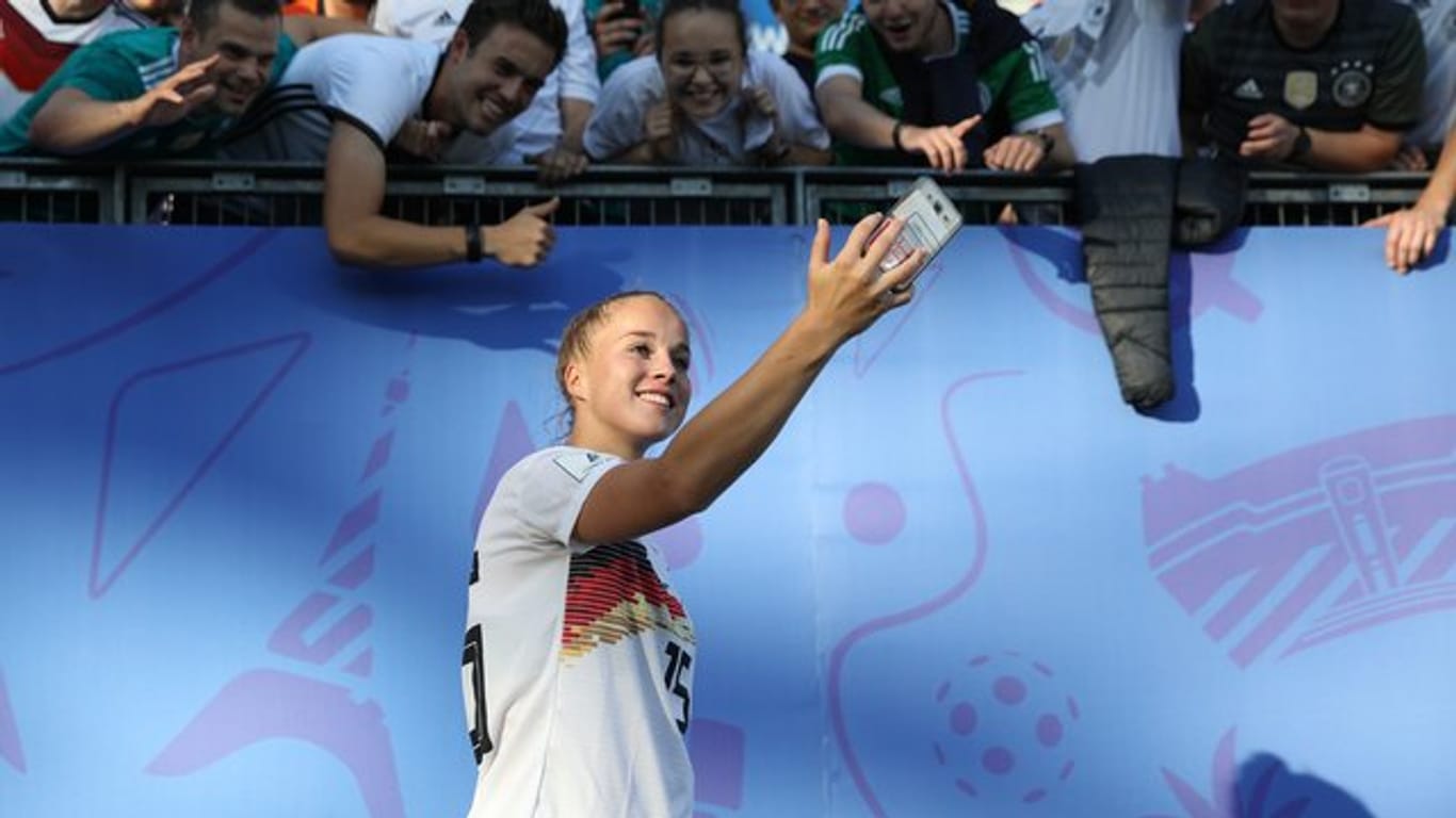 Giulia Gwinn machte nach dem Sieg gegen Nigeria ein Selfie mit den Fans.