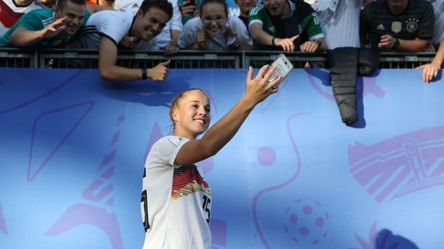 Giulia Gwinn machte nach dem Sieg gegen Nigeria ein Selfie mit den Fans.