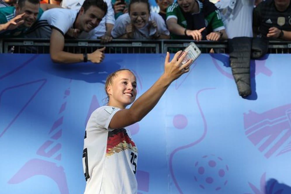 Giulia Gwinn machte nach dem Sieg gegen Nigeria ein Selfie mit den Fans.