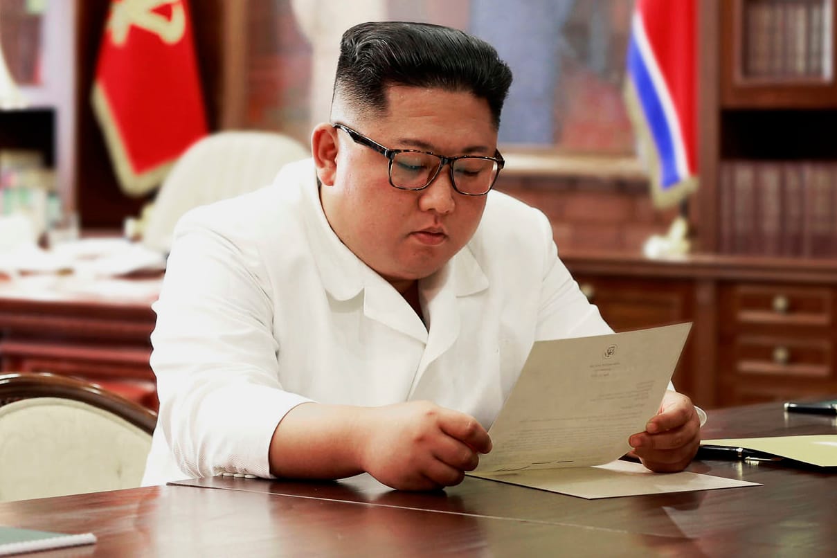 Auf diesem undatierten Foto, das am Sonntag, den 23. Juni 2019, von der nordkoreanischen Regierung zur Verfügung gestellt wurde, liest der nordkoreanische Machthaber Kim Jong Un offenbar einen Brief von US-Präsident Donald Trump.