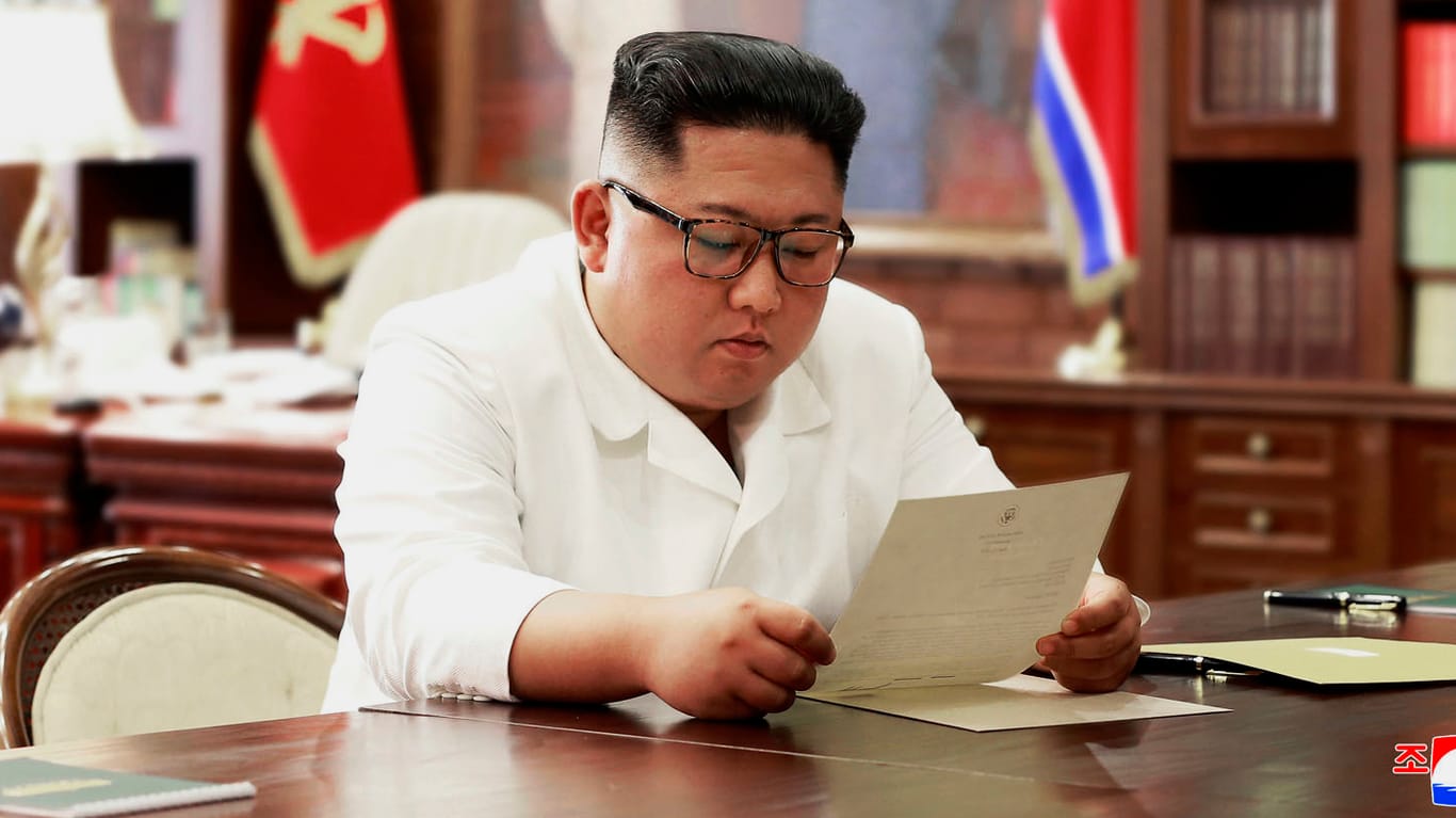 Auf diesem undatierten Foto, das am Sonntag, den 23. Juni 2019, von der nordkoreanischen Regierung zur Verfügung gestellt wurde, liest der nordkoreanische Machthaber Kim Jong Un offenbar einen Brief von US-Präsident Donald Trump.