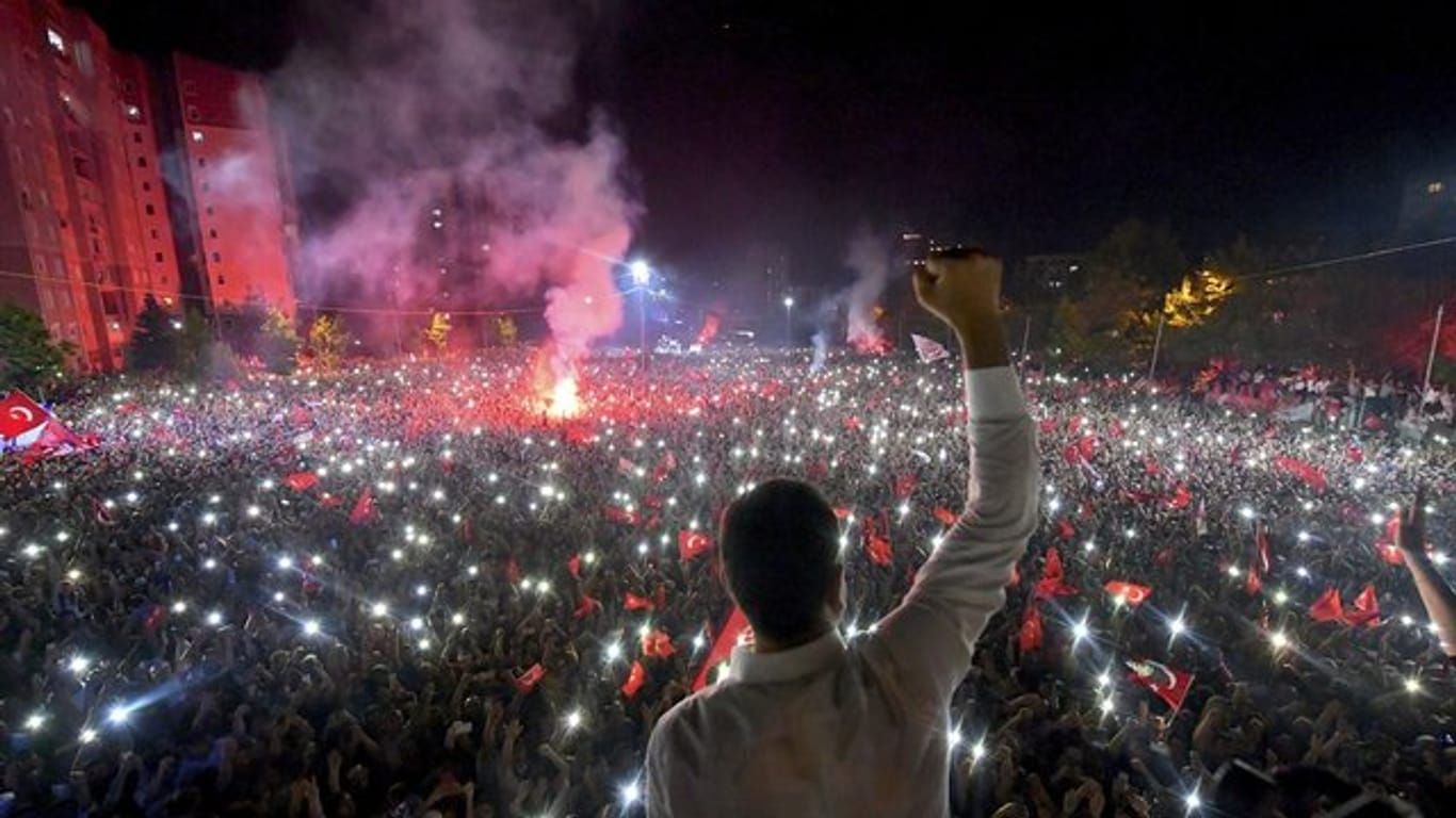 Wahlsieger Ekrem Imamoglu jubelt in der Wahlnacht mit seinen Anhängern.
