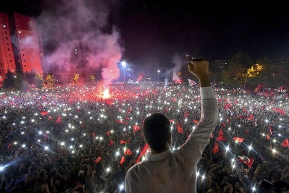 Wahlsieger Ekrem Imamoglu jubelt in der Wahlnacht mit seinen Anhängern.