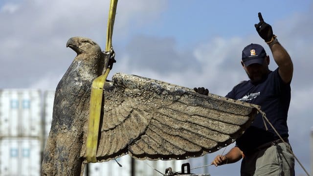 Ein Arbeiter leitet 2006 die Bergungsarbeiten für den Adler des Panzerschiffs Admiral Graf Spee. Ein Arbeiter leitet 2006 die Bergungsarbeiten für den Adler des Panzerschiffs Admiral Graf Spee.