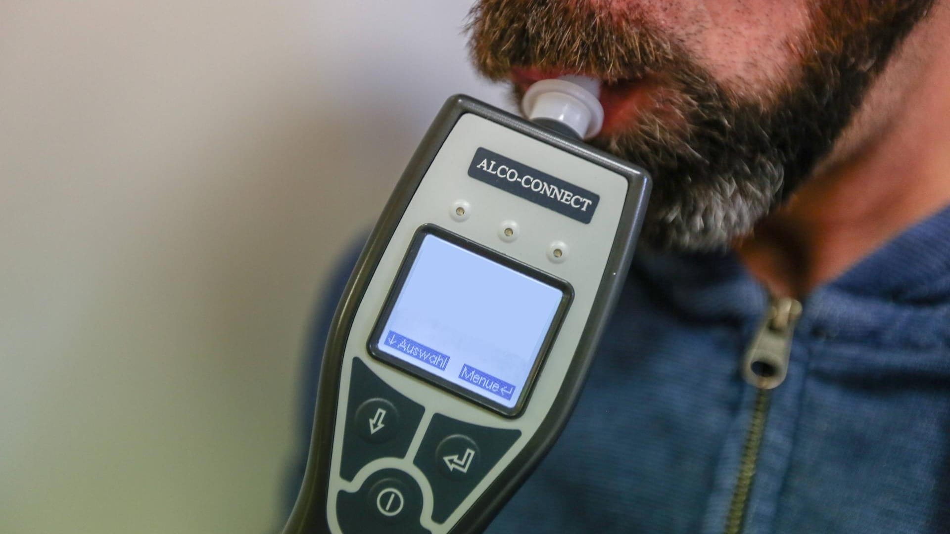 Ein Mann macht einen Alkoholtest: Zwei Männer mussten nach einer Polizeikontrolle ihren Führerschein abgeben. (Symbolbild)