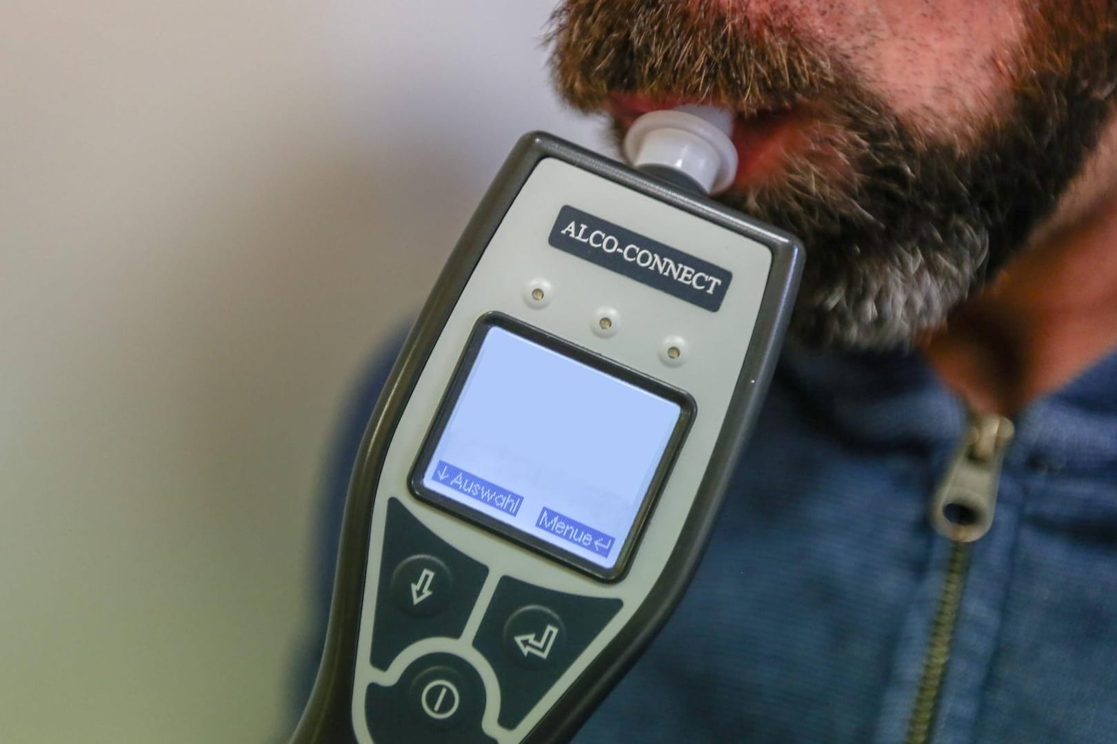 Ein Mann macht einen Alkoholtest: Zwei Männer mussten nach einer Polizeikontrolle ihren Führerschein abgeben. (Symbolbild)