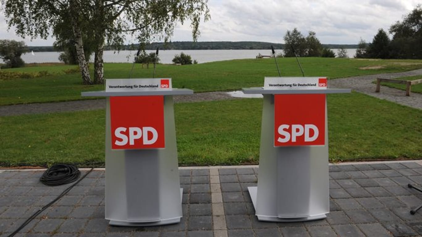 Leere Pulte vor Beginn einer SPD-Konferenz.