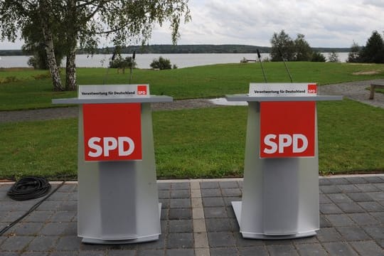 Leere Pulte vor Beginn einer SPD-Konferenz.