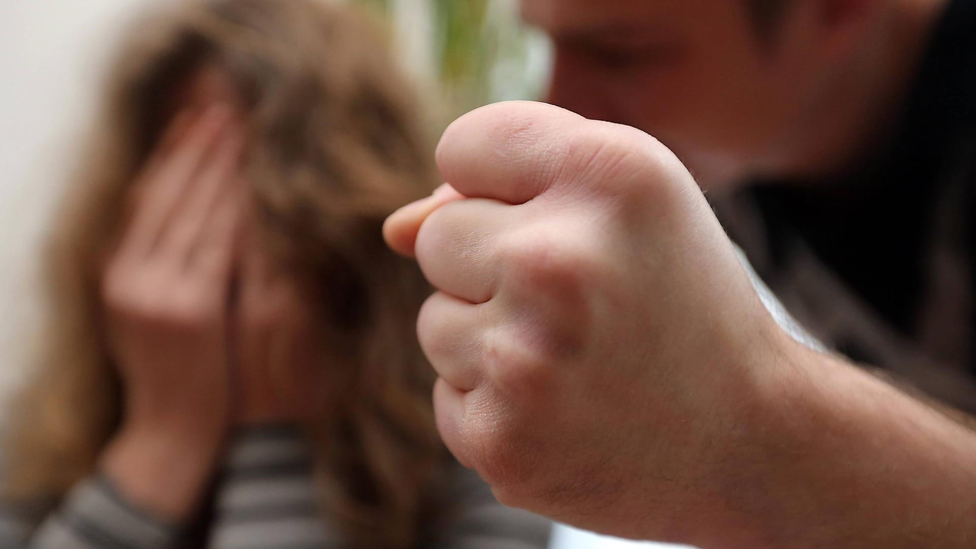 Ein Mann wird gegenüber einer Frau gewalttätig: Die Hilfe-Hotline bietet eine kostenlose und anonyme Beratung unter anderem für Opfer Häuslicher Gewalt. (Symbolfoto)