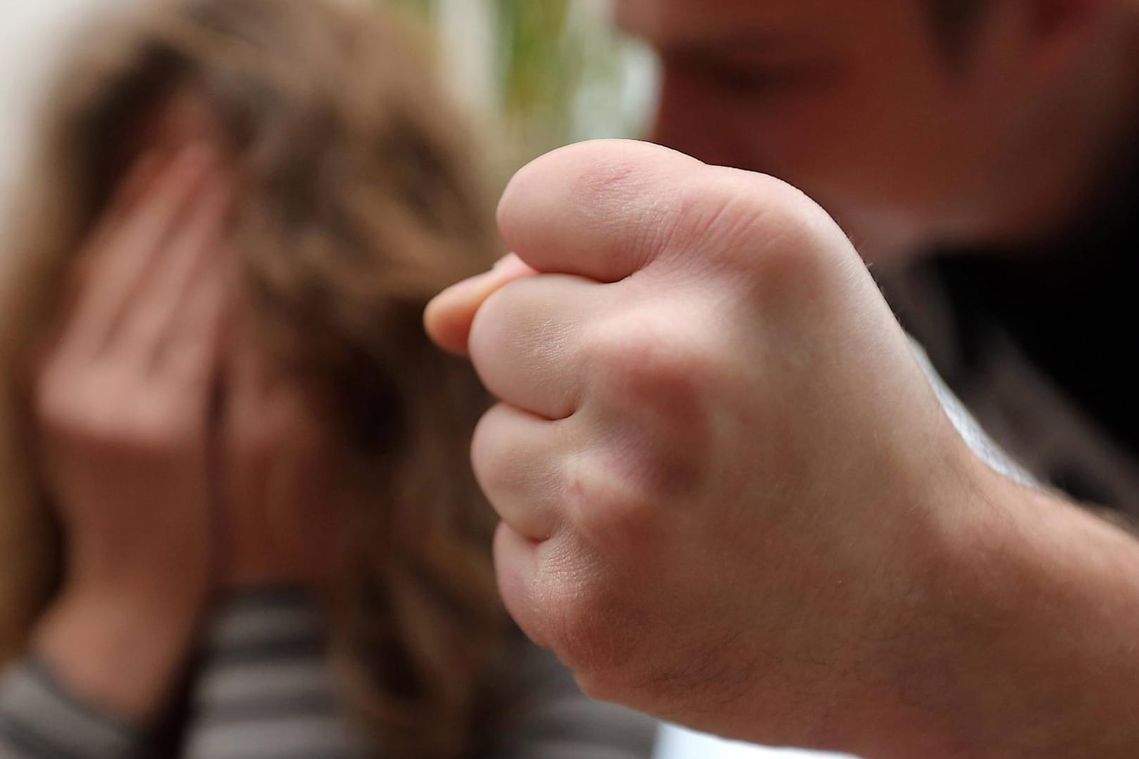 Ein Mann wird gegenüber einer Frau gewalttätig: Die Hilfe-Hotline bietet eine kostenlose und anonyme Beratung unter anderem für Opfer Häuslicher Gewalt. (Symbolfoto)