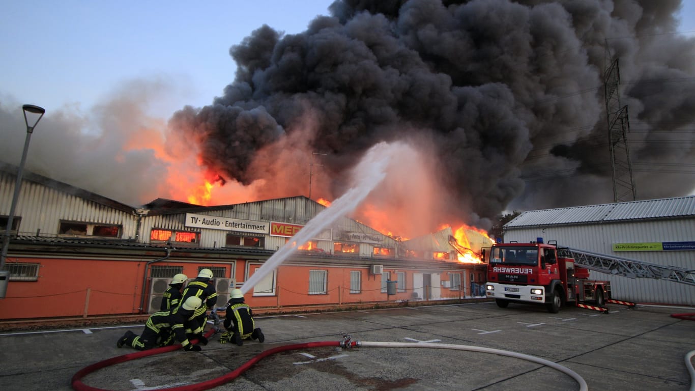 Brand in einem Einkaufszentrum in Strausberg: Nach ersten Ermittlungen war ein Reifenstapel einer Autowerkstatt in Flammen aufgegangen.