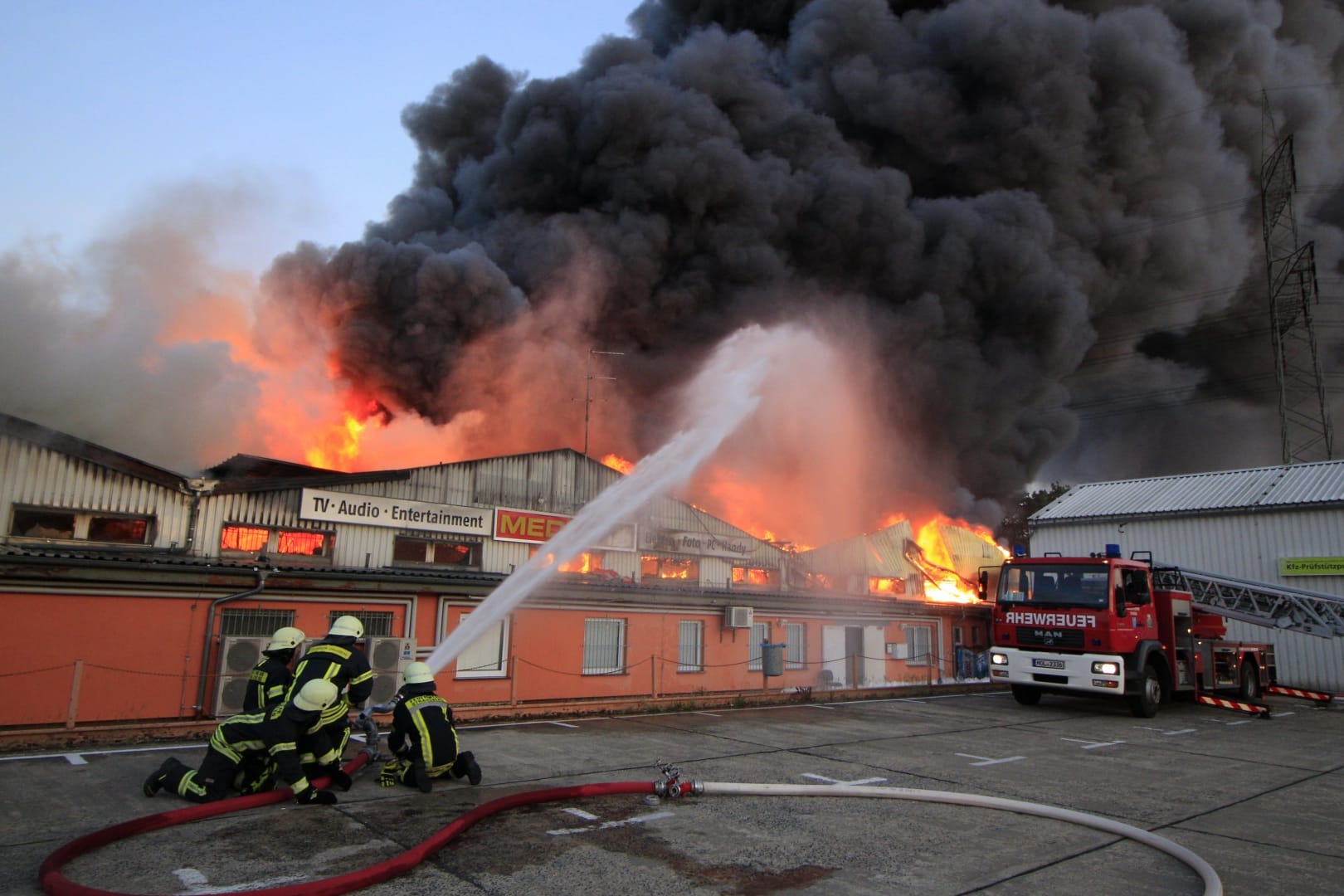 Brand in einem Einkaufszentrum in Strausberg: Nach ersten Ermittlungen war ein Reifenstapel einer Autowerkstatt in Flammen aufgegangen.