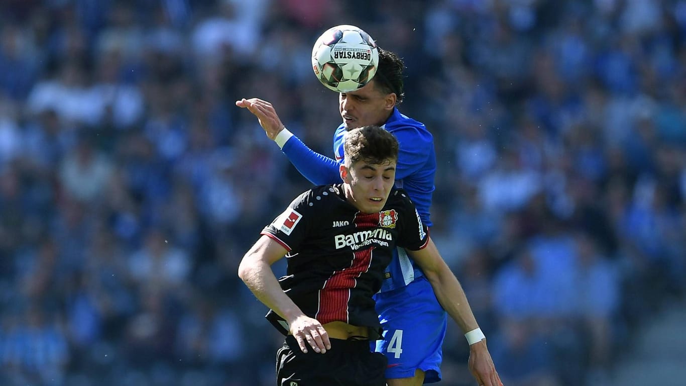 Nicht ohne Risiko: Kopfballduelle, wie hier zwischen Karim Rekik (hinten, Hertha BSC) und Kai Havertz (Leverkusen).