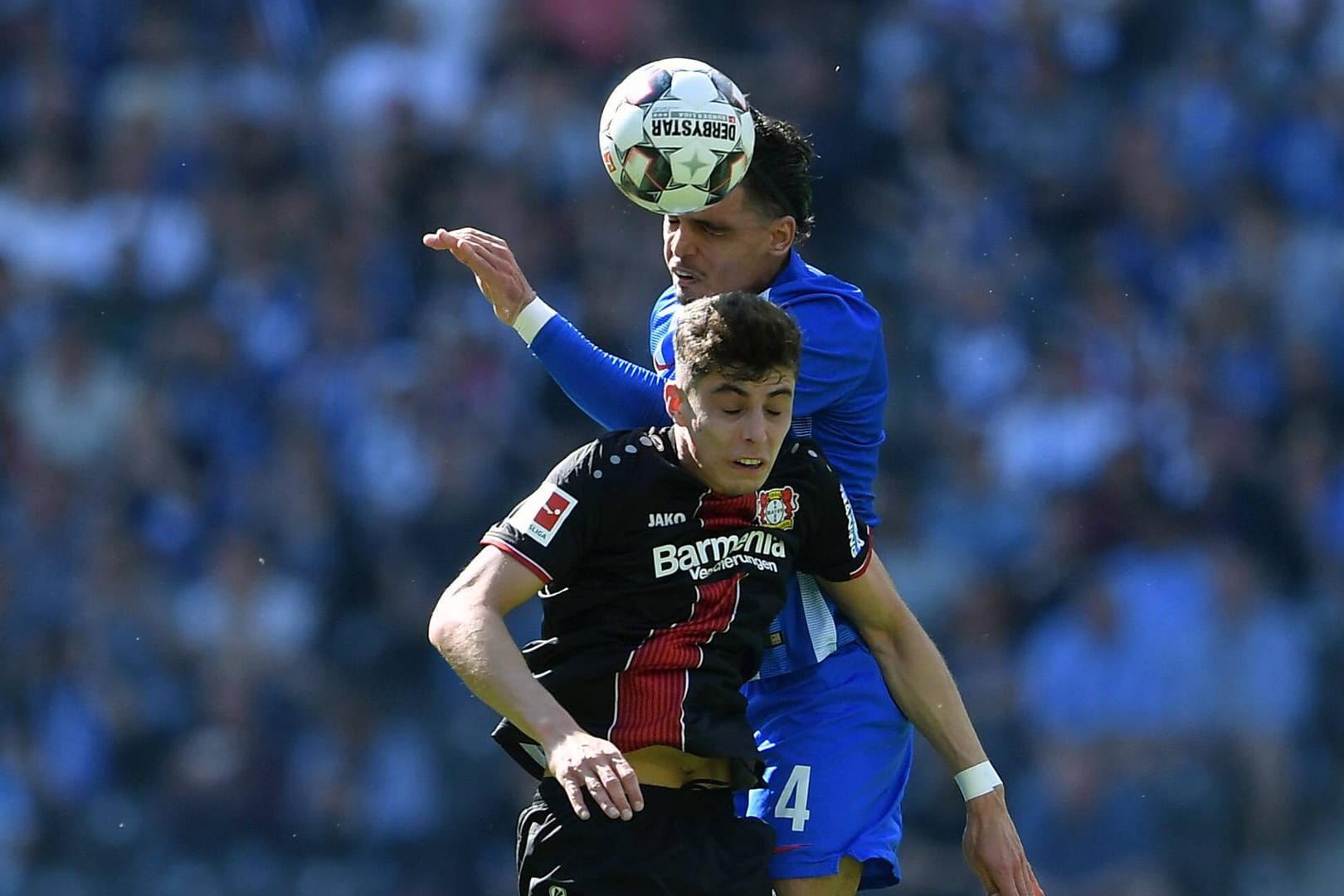 Nicht ohne Risiko: Kopfballduelle, wie hier zwischen Karim Rekik (hinten, Hertha BSC) und Kai Havertz (Leverkusen).