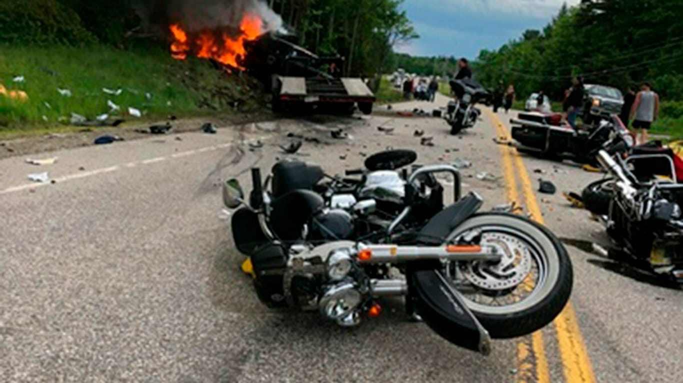 Das Trümmerfeld nach dem schweren Unfall: Ein Kleinlastwagen kollidierte mit mehreren Motorrädern.