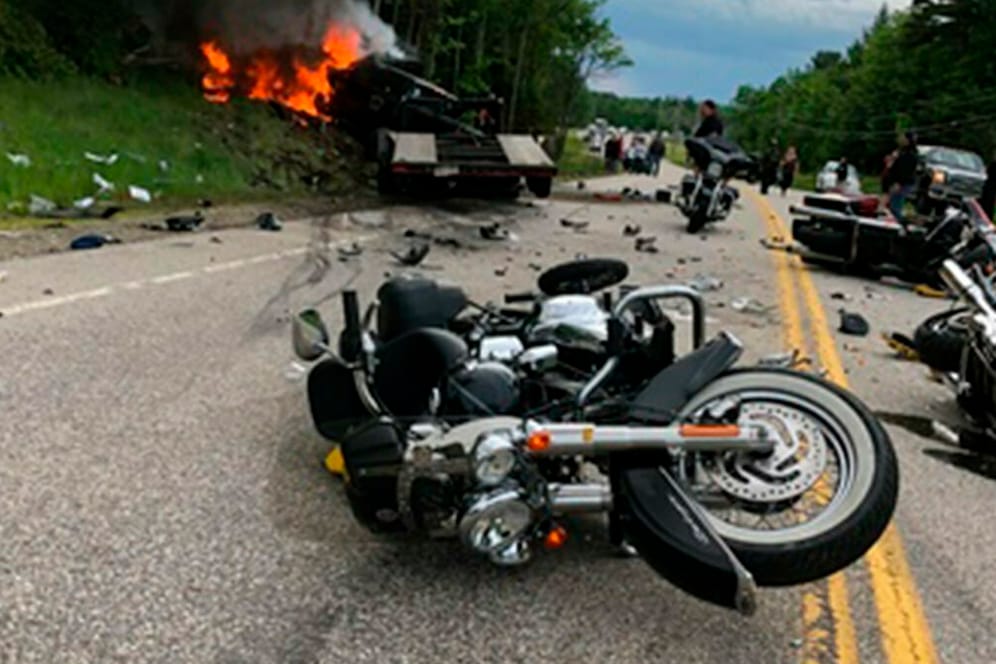 Das Trümmerfeld nach dem schweren Unfall: Ein Kleinlastwagen kollidierte mit mehreren Motorrädern.