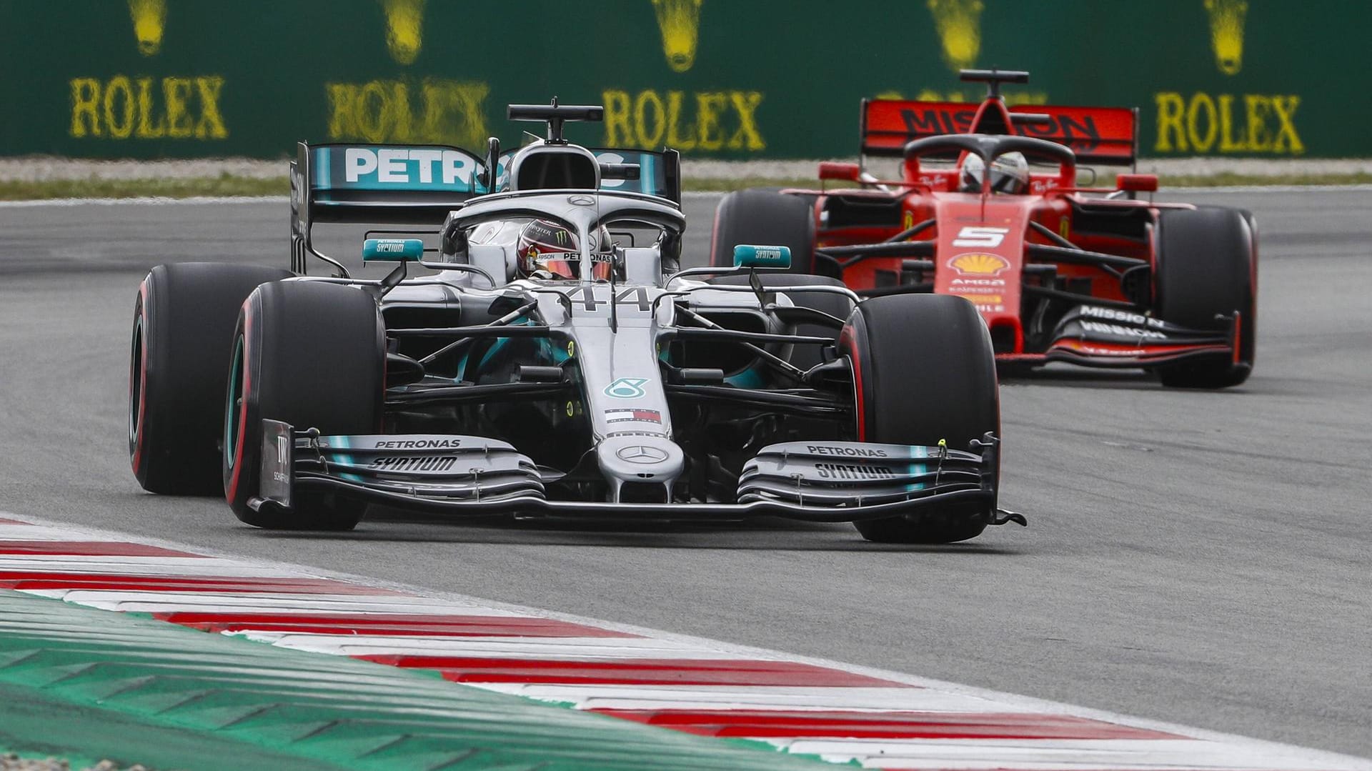 Lewis Hamilton (links) vor Sebastian Vettel.