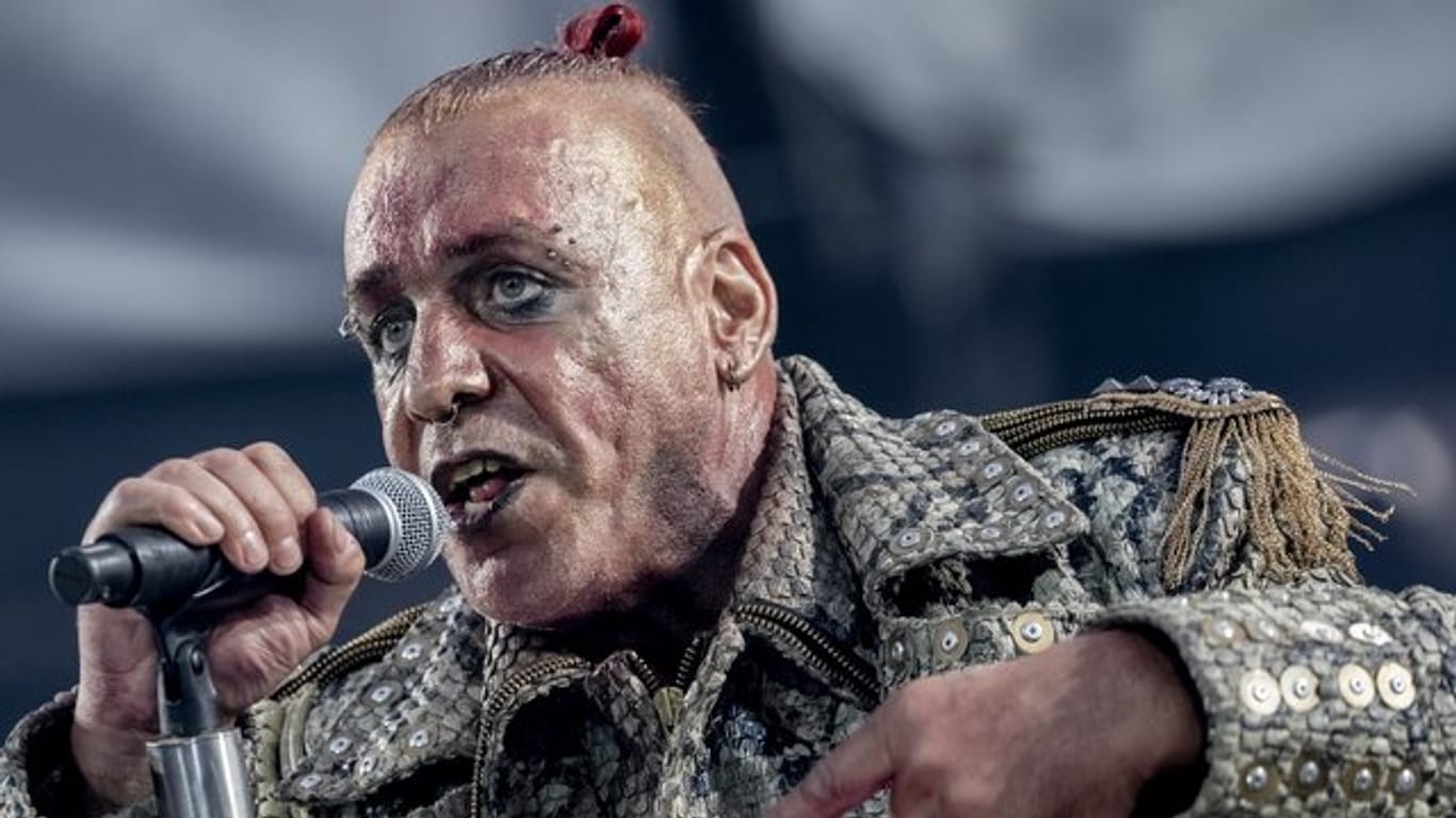 Till Lindemann, Frontman von Rammstein, in action.