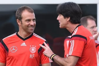 Hansi Flick (l) machte sich einen Namen als Co-Trainer von Bundestrainer Joachim Löw.