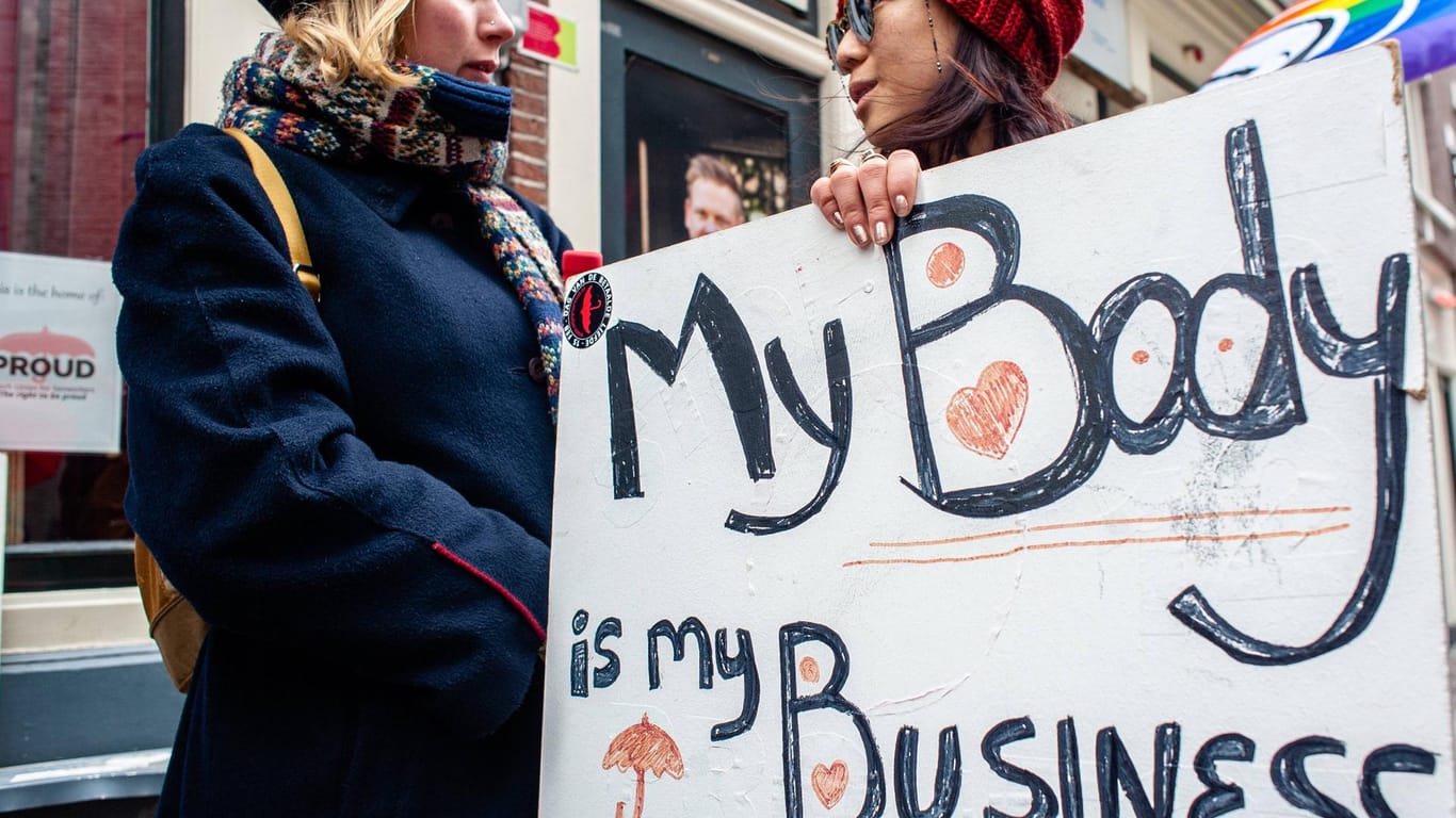 Eine Frau hält bei einer niederländischen Demo ein Plakat mit "Mein Körper ist mein Business" hoch: Sexarbeiterinnen sind oft selbstbestimmte Geschäftsfrauen.