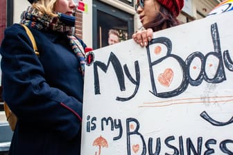 Eine Frau hält bei einer niederländischen Demo ein Plakat mit "Mein Körper ist mein Business" hoch: Sexarbeiterinnen sind oft selbstbestimmte Geschäftsfrauen.