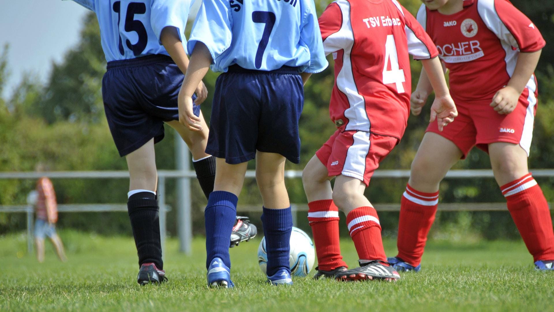 Kinder spielen Fußball: In Ludwigshafen ist ein Turnier beinahe eskaliert. (Symbolbild)