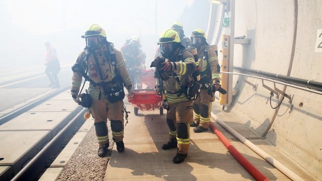 Einsatzkräfte bei Übung im Fleckberg-Tunnel