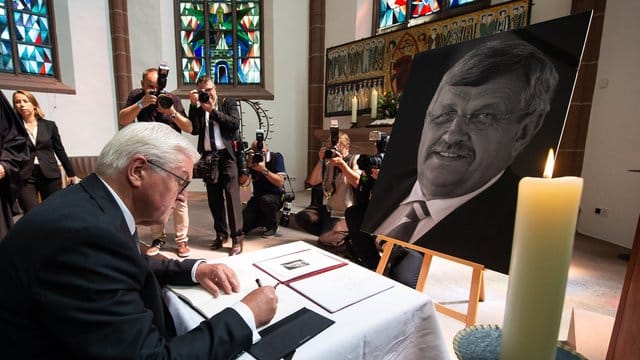 Bundespräsident Frank-Walter Steinmeier trägt sich in Kassel in ein Kondolenzbuch für den ermordeten Walter Lübcke ein.