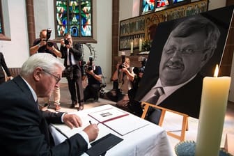 Bundespräsident Frank-Walter Steinmeier trägt sich in Kassel in ein Kondolenzbuch für den ermordeten Walter Lübcke ein.