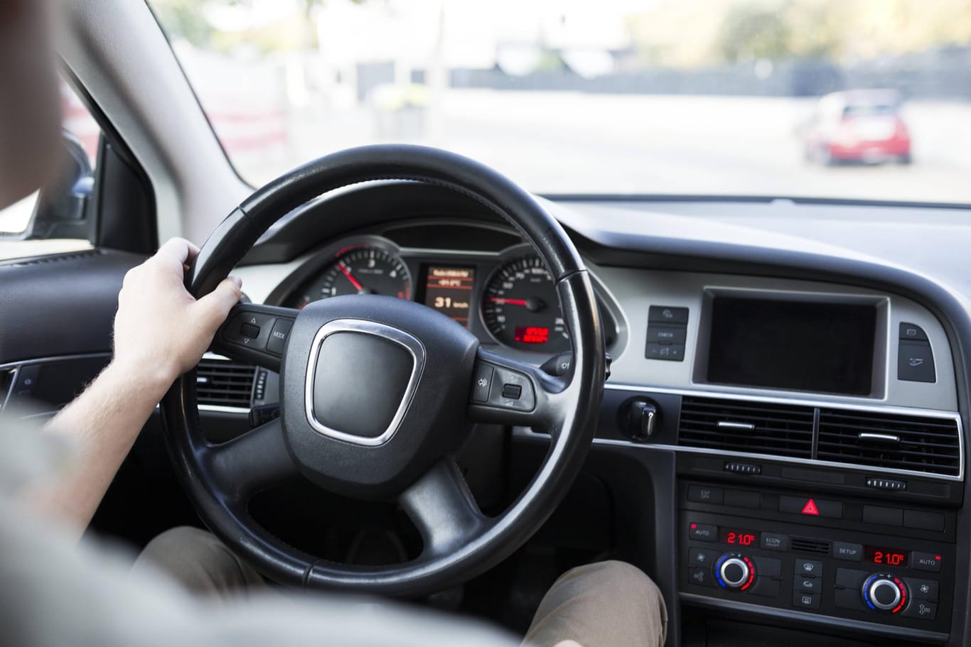 Ein Mann fährt Auto: In Oldenburg hat ein Vater seinen Sohn ans Steuer gelassen. (Symbolbild)