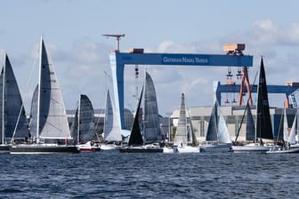 Segelboote fahren während der Welcome Race Regatta auf der Kieler Innenförde.