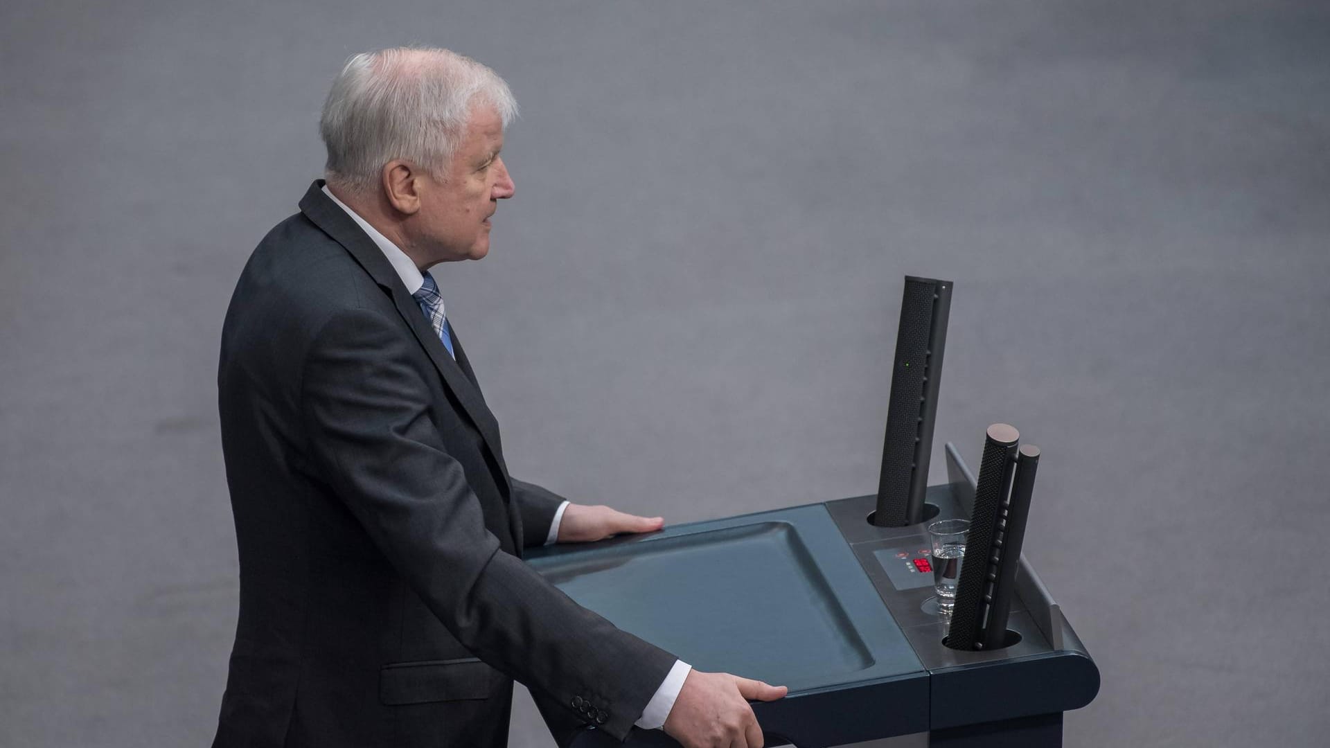 Innenminister Horst Seehofer: Der CSU-Politiker teilt heftig gegen Merz aus.