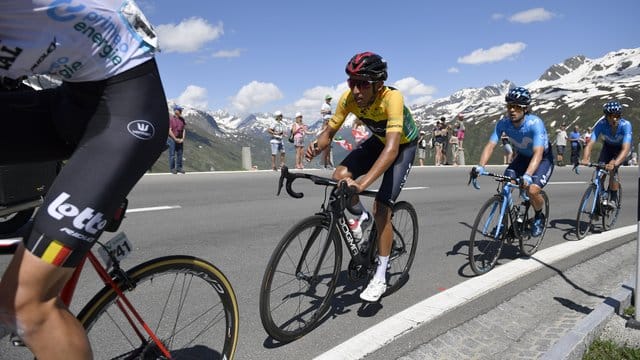 Der Kolumbianer Egan Bernal (2.