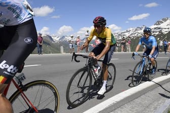 Der Kolumbianer Egan Bernal (2.