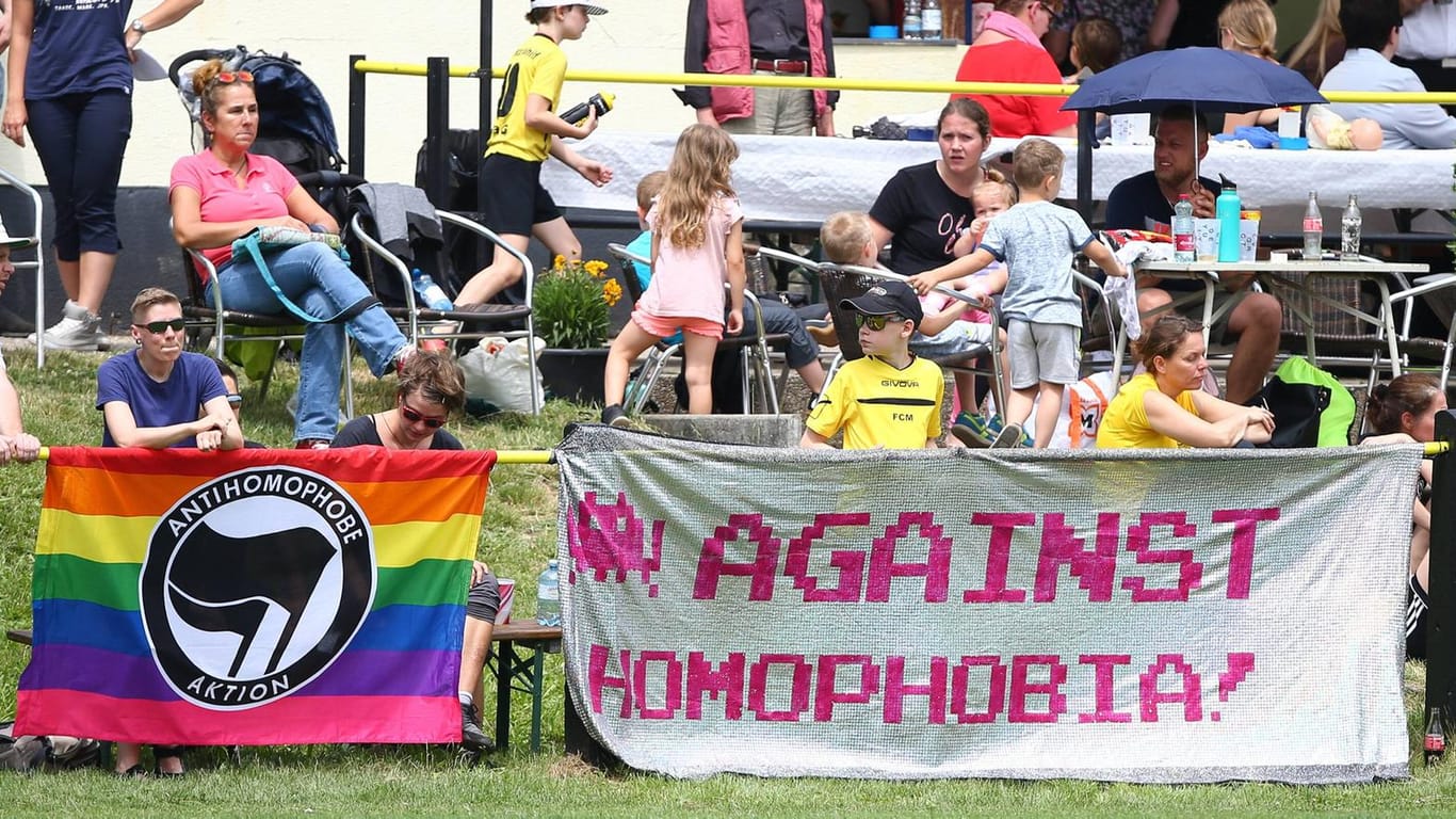Gegen Homophobie: Am Rande des Spielfelds sind vor dem geplanten Testspiel der Frauen-Mannschaft des Vatikans Plakate und Spruchbänder angebracht worden.