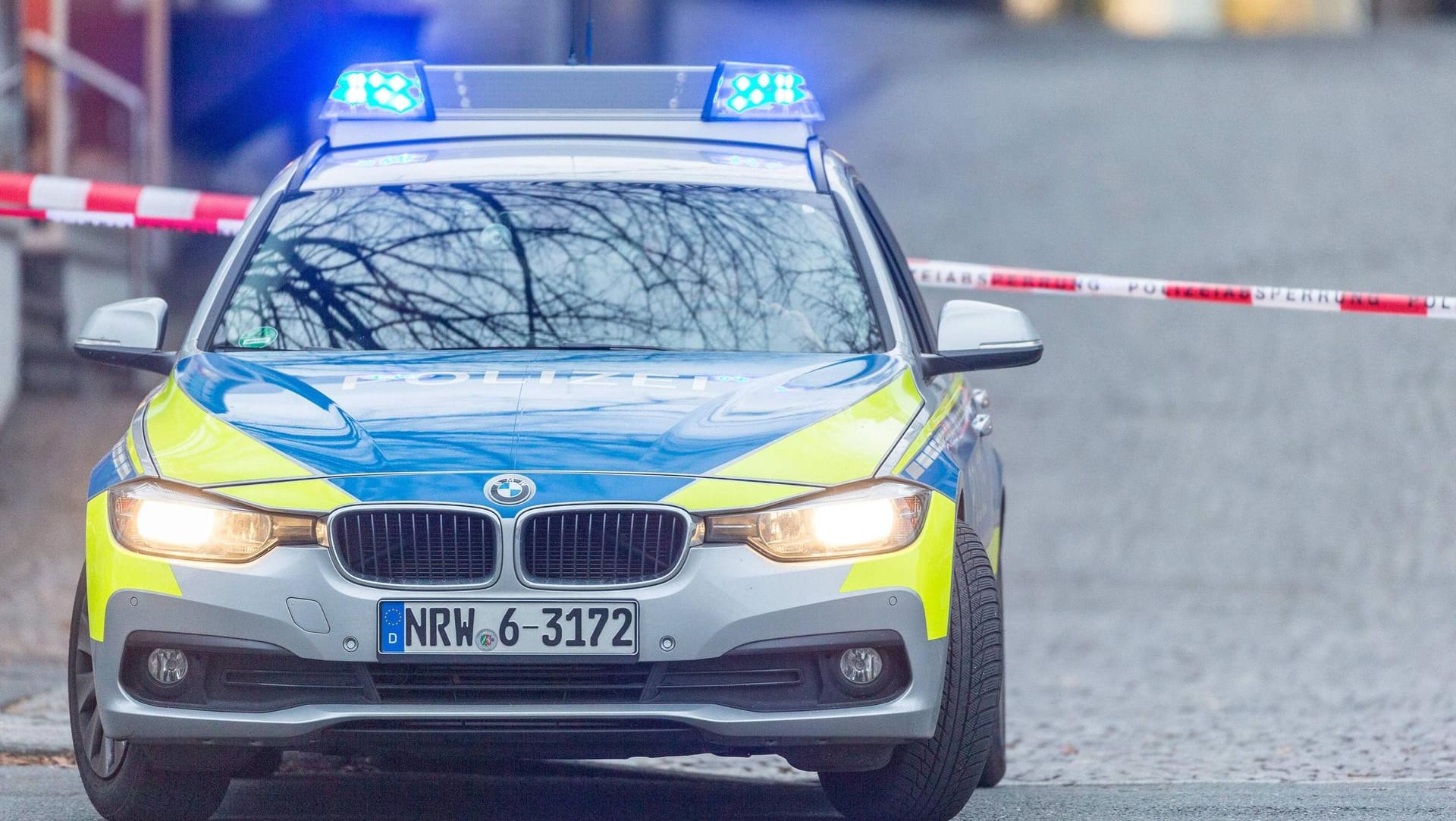 Polizeiabsperrung: In NRW wurde ein Mann mit einem Jagdmesser bestialisch getötet. (Symbolbild)