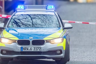 Polizeiabsperrung: In NRW wurde ein Mann mit einem Jagdmesser bestialisch getötet. (Symbolbild)