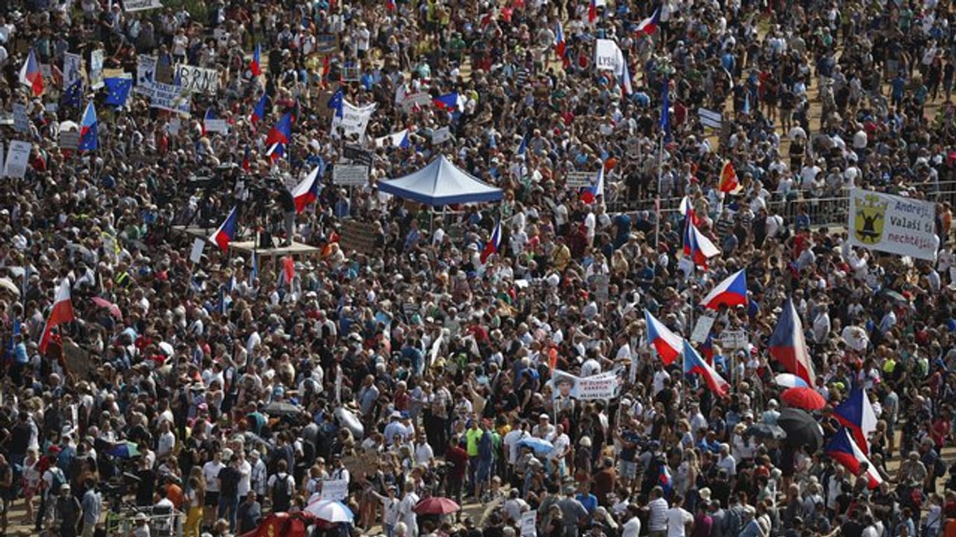 Die seit Wochen andauernden friedlichen Massenproteste gegen den tschechischen Regierungschef Babis werden immer massiver.