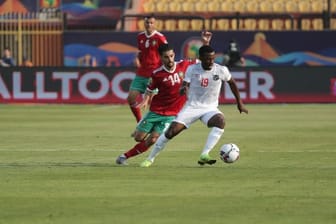 Marokkos Mbark Boussoufa (R) und Namibias Petrus Shitembi (l) kämpfen um den Ball.