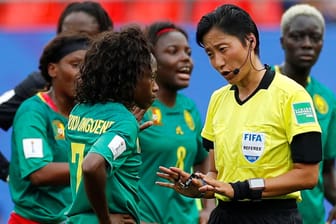 Kameruns Gabrielle Aboudi Onguene beschwert sich bei Schiedsrichterin Qin Liang.