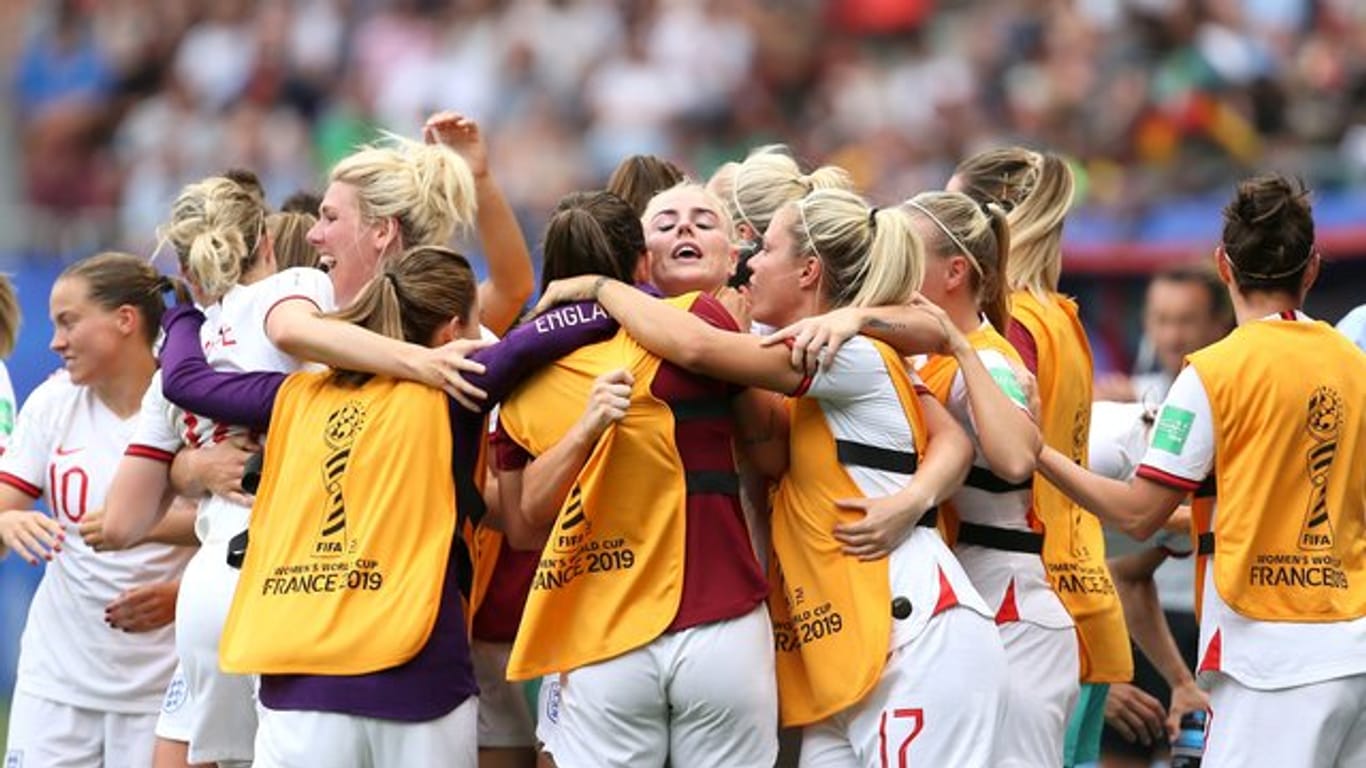 Englands Frauen-Team jubelt nach dem ersten von insgesamt drei Treffern.