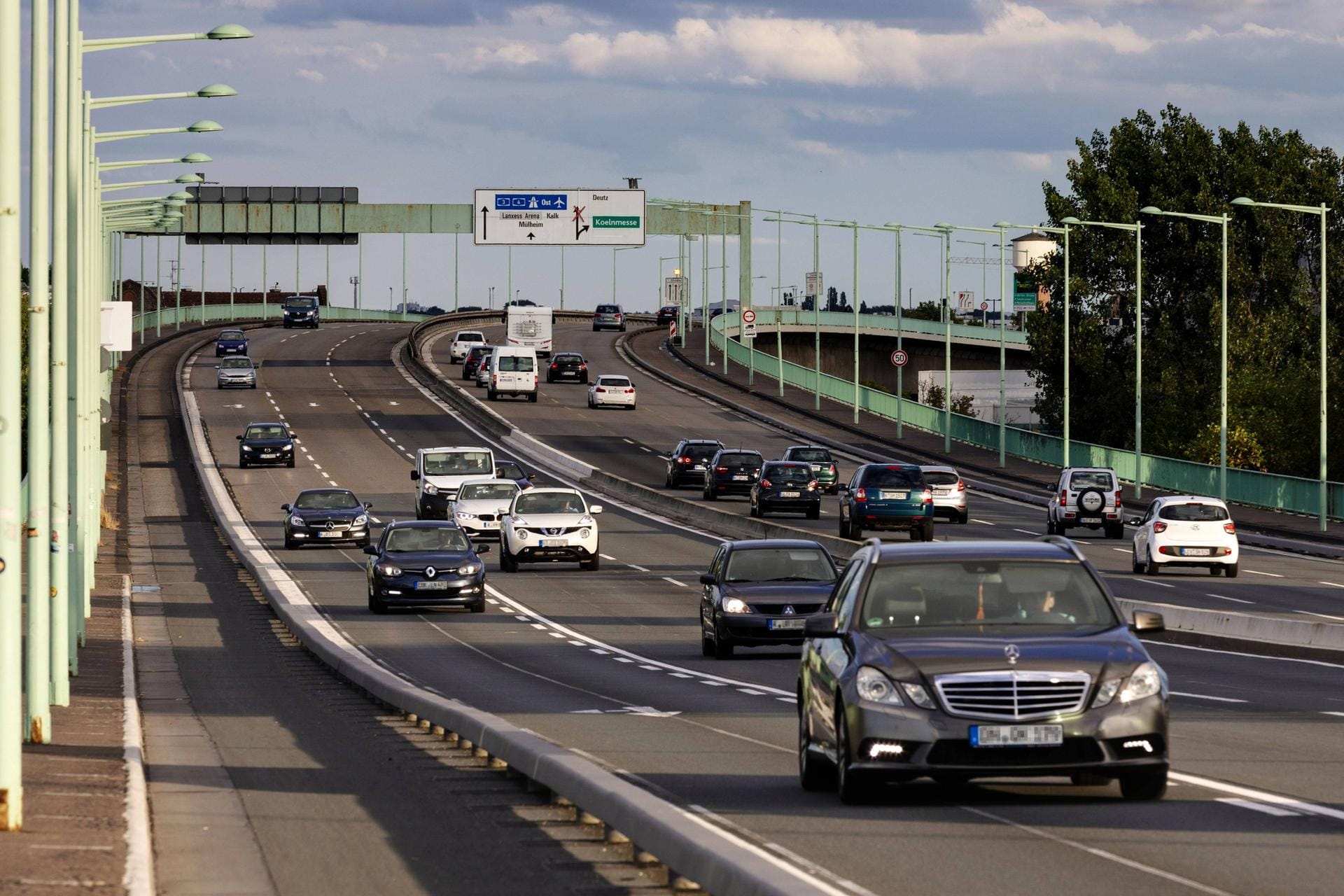 Die Zoobrücke in Köln ist eine Hauptverkehrsader der Stadt.