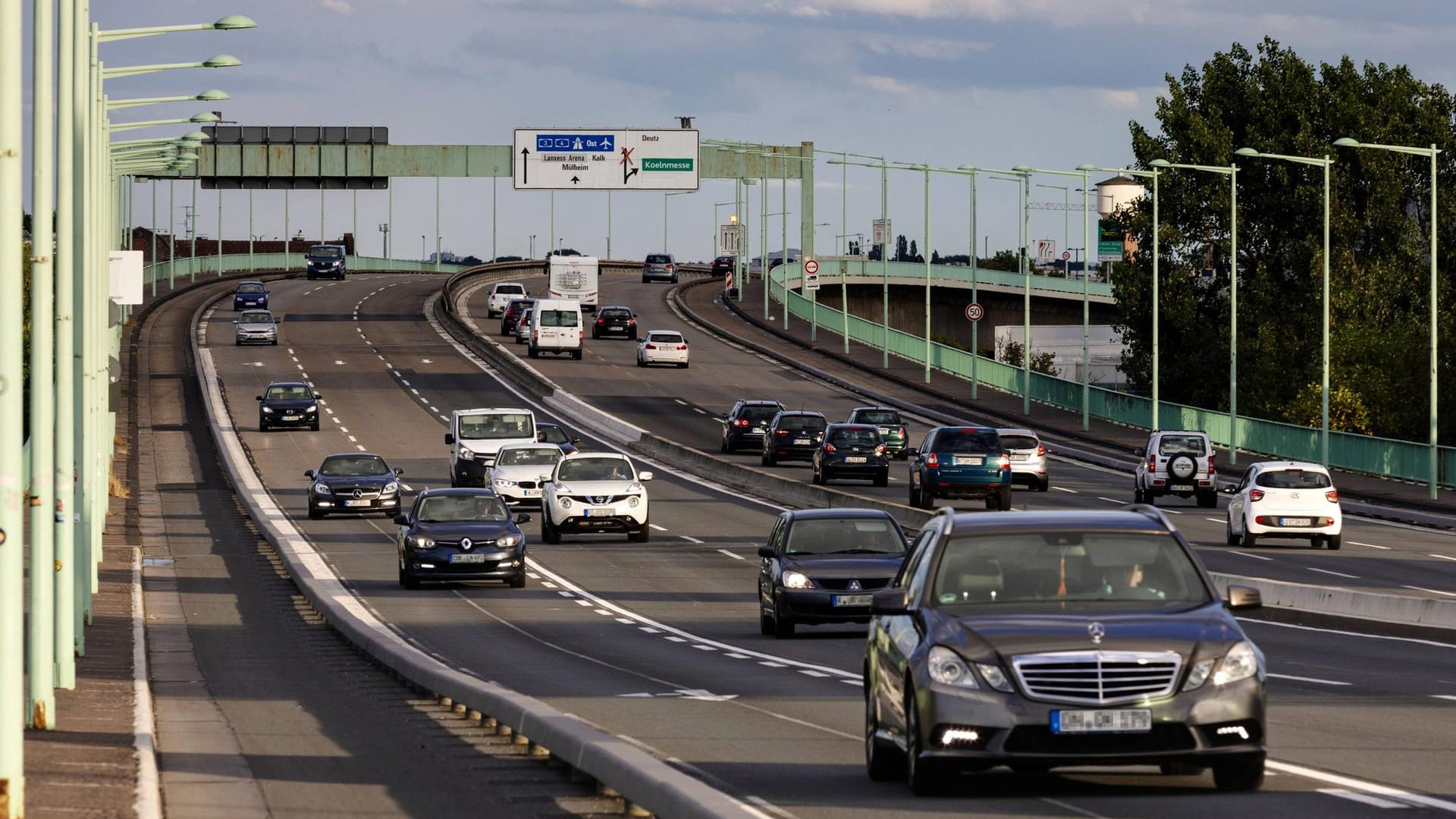 Die Zoobrücke in Köln ist eine Hauptverkehrsader der Stadt.